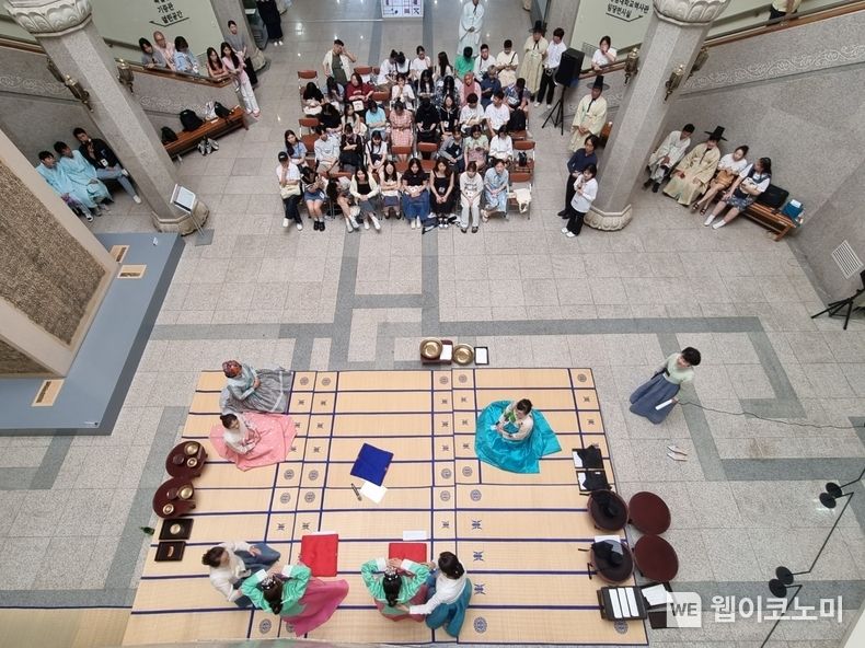 영남대학교 글로벌교육학부 주최 2023년 글로벌 청소년 문화체험캠프. 사진은 한국 전통 성년식 체험 모습. 2023.07.31 (출처 : 영남대학교)