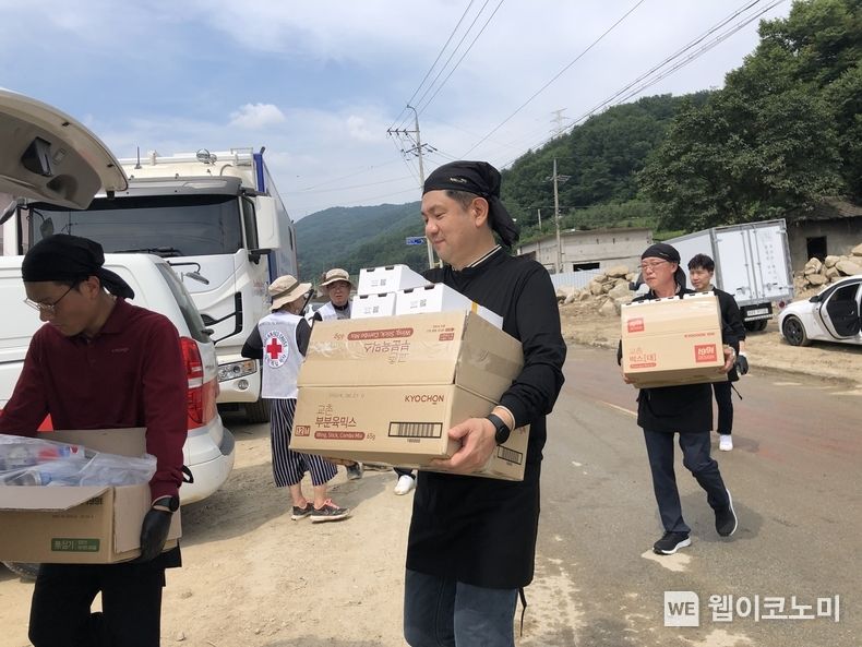 교촌에프앤비 임직원 봉사단과 교촌치킨 가맹점주들이 경북 예천군 감천면 수해현장에 방문해 치킨 나눔 활동을 진행하고 있다. 2023.08.02 (출처 : 교촌에프앤비㈜)