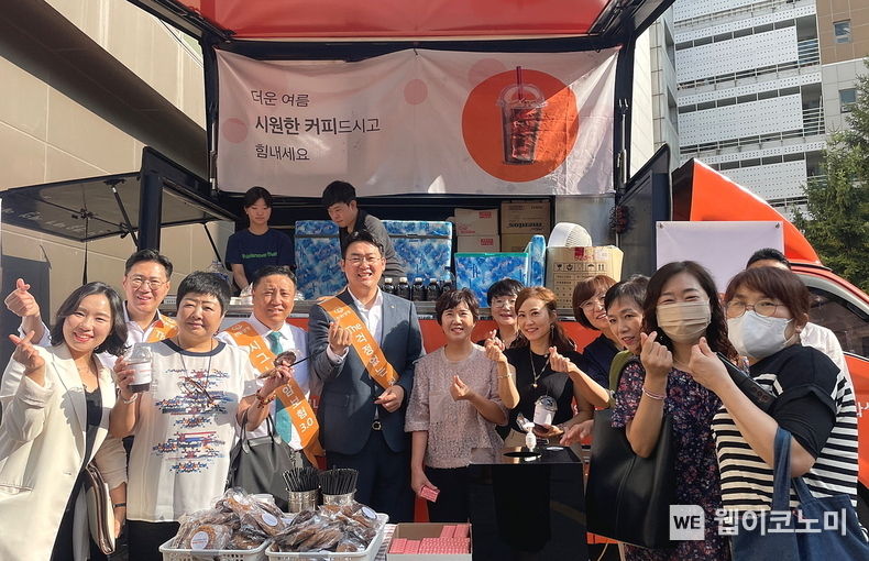 한화생명이 혹서기를 맞아 영업현장에서 땀 흘리는 FP들에게 감사의 마음을 전하기 위해 ‘찾아가는 한화생명 시그니처 카페’를 운영한다. 지난달 17일(월) 운영을 시작한 한화생명 시그니처 카페는 다음달 11일(월)까지 한화생명금융서비스와, GA, 한화라이프랩, 피플라이프 등 전국 80개 지역단과 사업단을 찾아간다. 1일(화) 한화생명금융서비스 의정부지역단의 지점장과 FP들이 음료를 나누고 기념촬영을 하고 있다. 2023.08.02 (출처 : 한화생명)