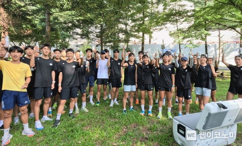 매일헬스뉴트리션에서 지원한 셀렉스 제품을 들고 기념촬영하는 육상 선수들 2023.08.03 (출처 : 매일유업)