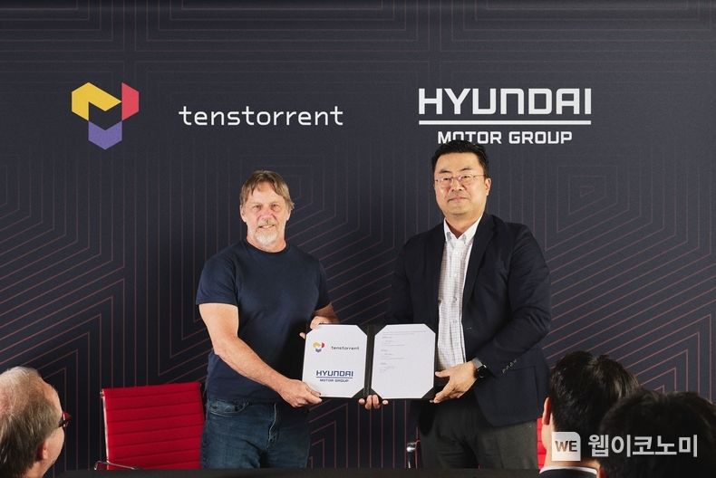 3일 현대차·기아는 최근 AI 반도체 스타트업 ‘텐스토렌트’(Tenstorrent)에 5,000만 달러(약 642억원)를 투자했다고 밝혔다. 현대차그룹 GSO(Global Strategy Office) 담당 김흥수 부사장(사진 오른쪽)과 텐스토렌트 짐 켈러 최고경영자(CEO)가 최근 미국 캘리포니아주 산타클라라에서 만나 투자 계약서에 서명한 뒤 기념 촬영을 하고 있다. 2023.08.03 (출처 : 현대차·기아)