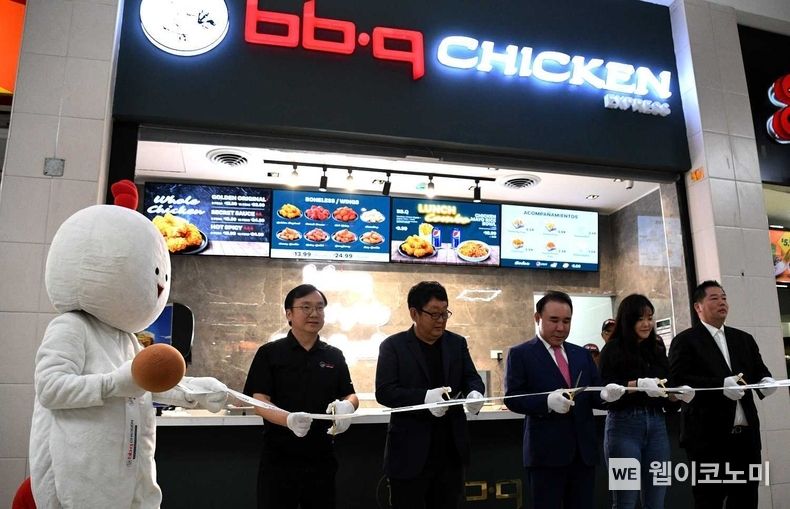 글로벌 현장경영을 위해 파나마에 방문중인 제너시스BBQ 그룹 윤홍근 회장(가운데)과 죠니 닝(패밀리, 오른쪽 첫번째), 제니퍼 현(MF 대표, 오른쪽 두번째), 현종호 회장(MF 회장, 오른쪽 네번째)와 BBQ 관계자가 그랜드 오픈식에 참석하여 테이프 커팅식을 진행하고 있다. 2023.08.03 (출처 : 제너시스BBQ)