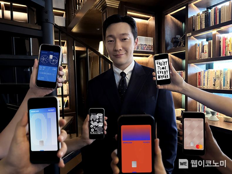 우리카드 광고 모델 선정 기념으로 배우 손석구는 ‘카드의정석 EVERY 1’ 1호 카드를 발급받고 인증샷을 찍고 있다. 2023.08.04 (출처 : 우리카드)