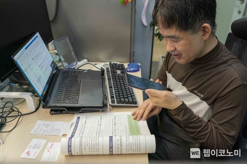 시각장애인이 설리번A 앱을 활용해 책자와 영수증, 명함 등에 있는 글의 내용을 확인하는 모습 2023.08.06 (출처: SKT)