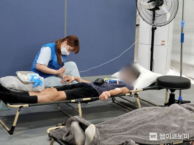 2023 새만금 제25회 세계스카우트잼버리에서 의료봉사에 나선 삼성 의료지원단의 모습. 삼성서울병원 소속 의사와 간호사 등으로 구성된 의료지원단은 5일부터 현장에서 진료 활동을 시작했다. 2023.08.06 (출처: 삼성전자)