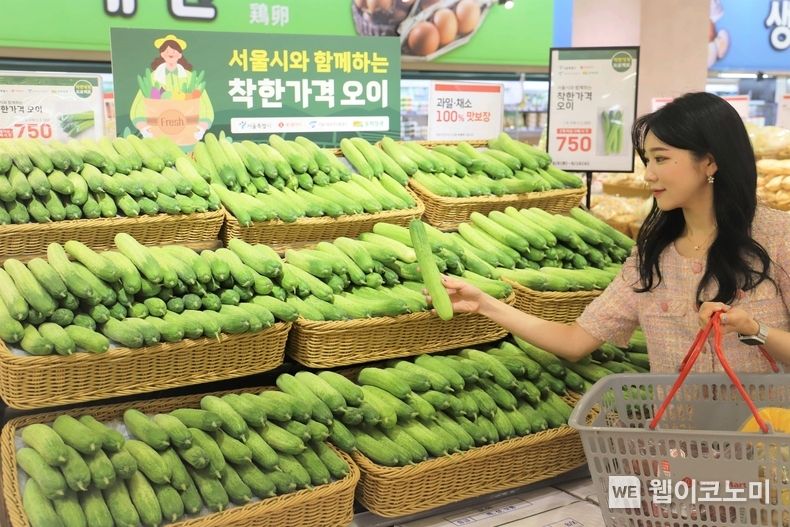 롯데마트 서울역점에서 착한가격 오이를 구매하고 있는 고객 2023.08.09 (출처 : 롯데쇼핑)