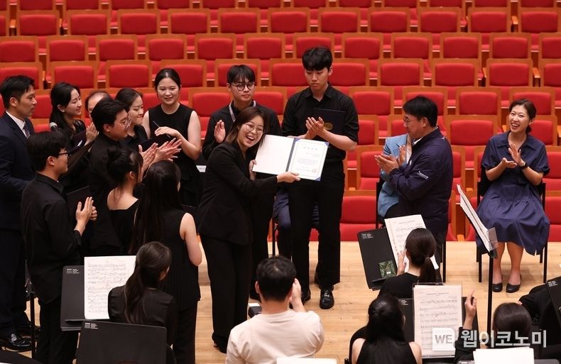 DGB금융지주 그룹지속가능경영총괄 김철호 전무와 솔라시안 유스 오케스트라 우수 단원들 2023.08.09 (출처 : DGB금융그룹)