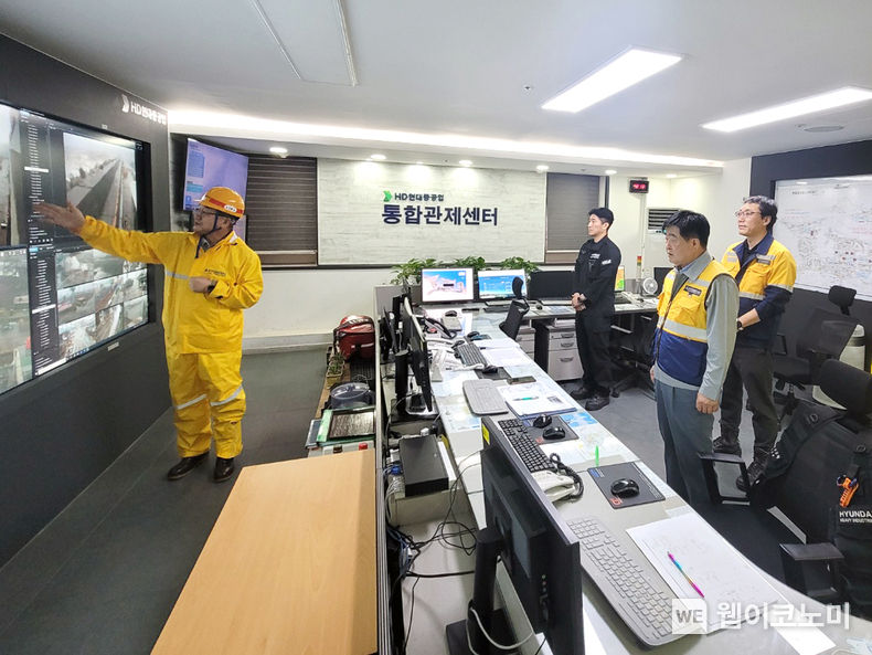 HD현대 권오갑 회장이 9일(수)부터 울산 HD현대중공업을 찾아 태풍 상황을 현장에서 진두지휘했다. 10일(목) 오전 종합관제센터를 찾아 태풍 상황을 점검하는 권오갑 회장의 모습 2023.08.10 (출처 : HD현대)