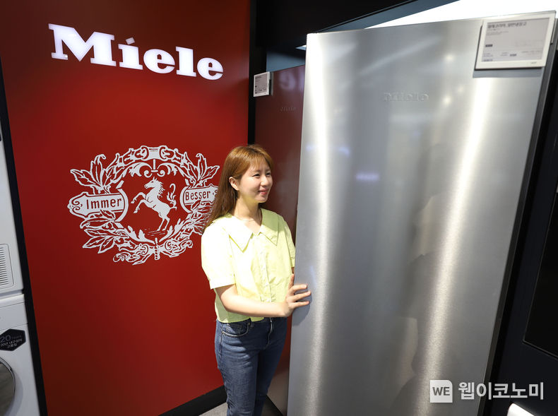 롯데하이마트가 오는 8월 31일까지 독일 프리미엄 가전 브랜드 밀레(Miele)의 프리스탠딩 냉장고와 냉동고 행사 상품을 특별 행사가에 선보인다. 사진은 모델이 행사 상품을 살펴보는 모습이다. 2023.08.10 (출처 : 롯데하이마트)
