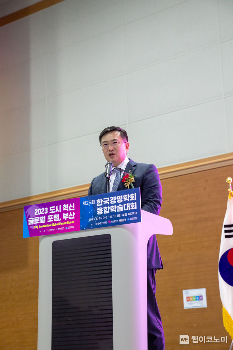 김남정 동원그룹 부회장이 17일 열린 2023년 한국경영학회 융합학술대회에서 ‘대한민국 최우량기업대상’을 수상하고 소감을 말하고 있다. 2023.08.17 (출처: 동원그룹)
