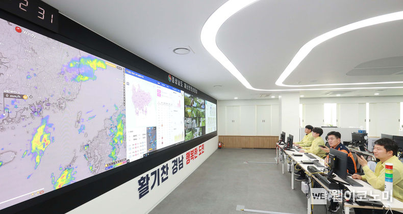 LG전자가 경남도청 재난안전상황실에 가로 9.6m, 세로 1.35m 규모 마이크로 LED 사이니지 'LG 매그니트'를 설치했다. 재난안전상황실 직원들이 LG 매그니트의 선명한 화면으로 도로 교통, 날씨 변화 등 다양한 상황을 실시간으로 모니터링하고 있다. 2023.08.20 (출처: LG전자)