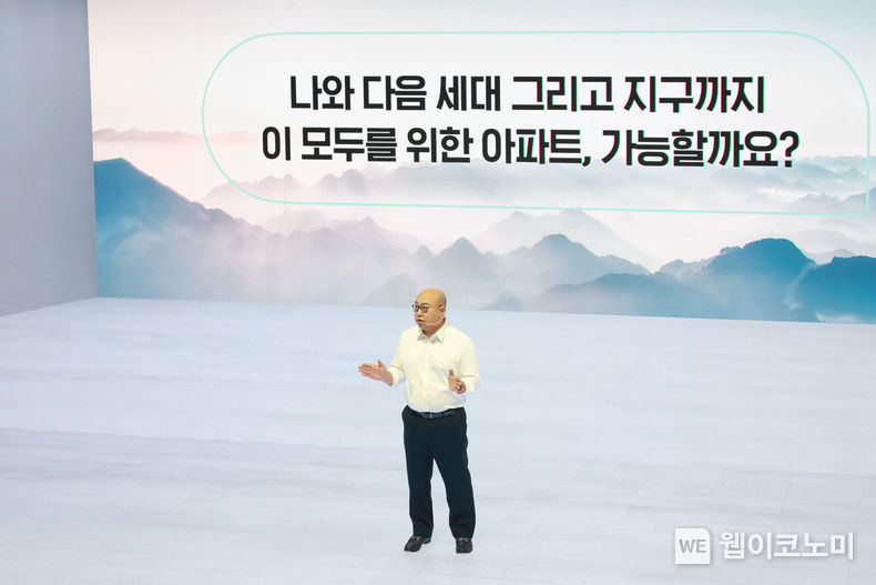김명석 삼성물산 주택본부장(부사장)이 23일 서울 송파구에 위치한 주택문화관 래미안갤러리에서 ‘래미안, The Next’를 주제로 ‘고객 맞춤형 공간 변화’와 ‘차별화된 주거 경험’을 새로운 방향성으로 하는 ‘넥스트 홈(The Next Home)’의 비전과 계획을 발표하고 있다. 2023.08.23 (출처: 삼성물산 건설부문)