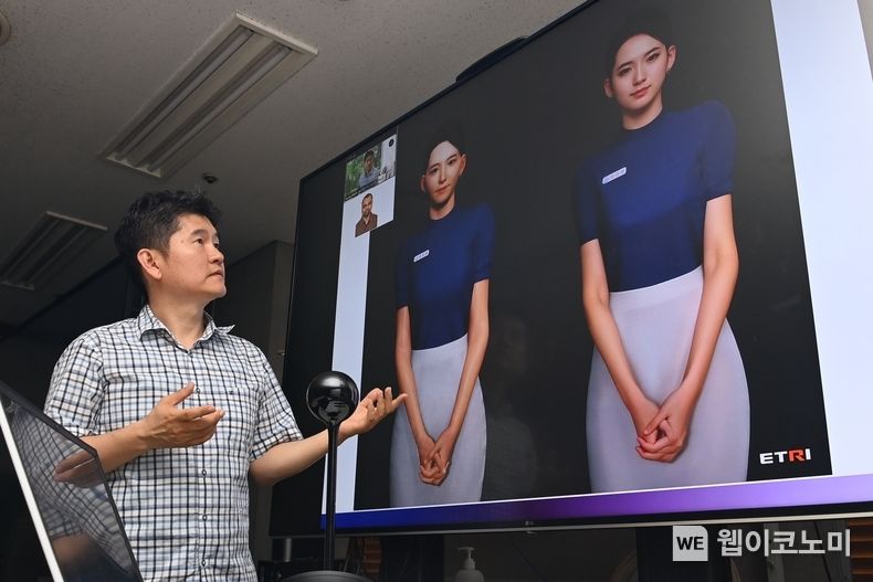 ETRI 연구진(이승욱 책임연구원)이 렌더링된 디지털휴먼 영상을 보며 설명하는 모습 2023.08.24 (출처 : 한국전자통신연구원)