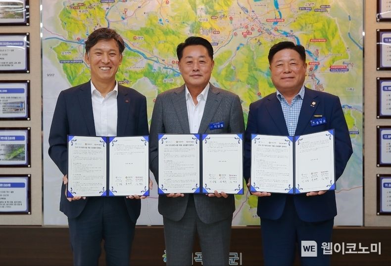 28일(금) 전남 곡성군청에서 열린 '신규 양수발전사업 개발 협약식'에서 (왼쪽부터) 김영문 동서발전 사장, 이상철 곡성군수, 윤영규 곡성군 의회 의장이 협약서를 들고 기념사진을 촬영하는 모습 2023.08.28 (출처 : 한국동서발전㈜)