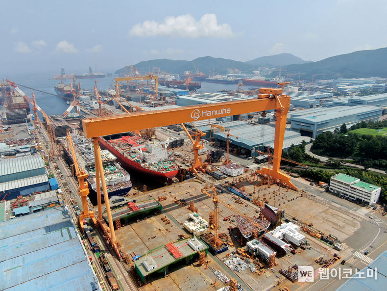한화로고로 새 옷을 입은 한화오션 거제 사업장 전경 2023.08.28 (출처 : 한화오션)