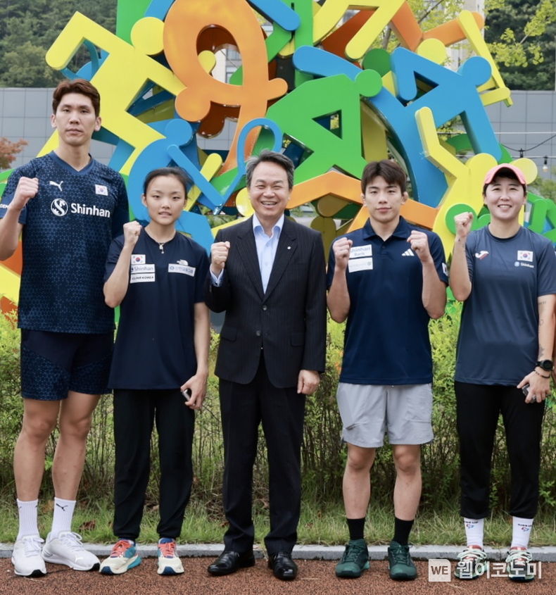 신한금융그룹(회장 진옥동)은 29일 오전 충북 진천에 위치한 국가대표 선수촌에서 ‘2022 항저우 아시안게임’에 출전하는 7개 종목 후원 국가대표팀에게 격려금을 전달했다. 이날 행사에 참석한 (왼쪽부터) <u>김규민 선수(배구)</u>, 서채현 선수(클라이밍), 신한금융 진옥동 회장, 이하림 선수(유도), 천은비 선수(하키)가 기념 촬영을 하고 있다. 2023.08.29 (출처 : 신한금융그룹)