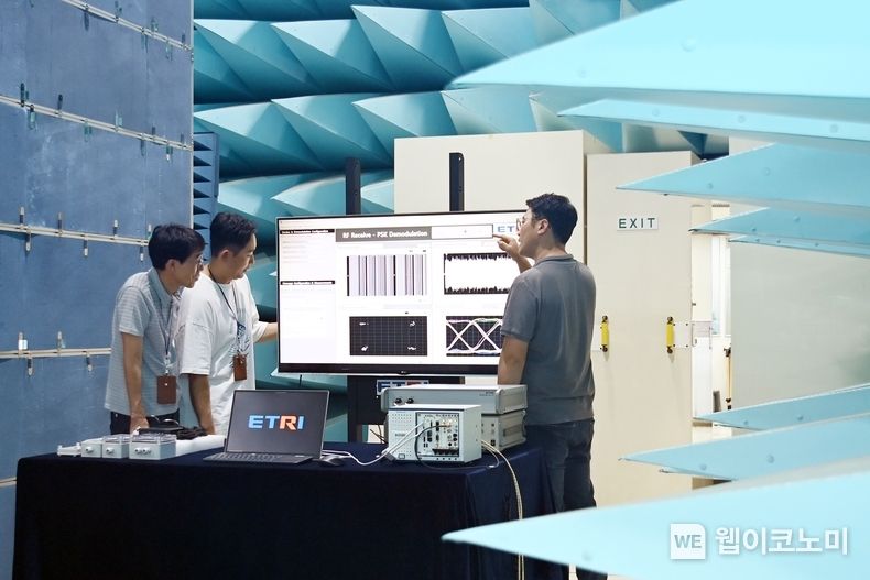 ETRI 연구진이 자기장기반 광산 지중 무선통신 수신시스템에 대해 의견을 나누는 모습 2023.08.31 (출처 : 한국전자통신연구원)