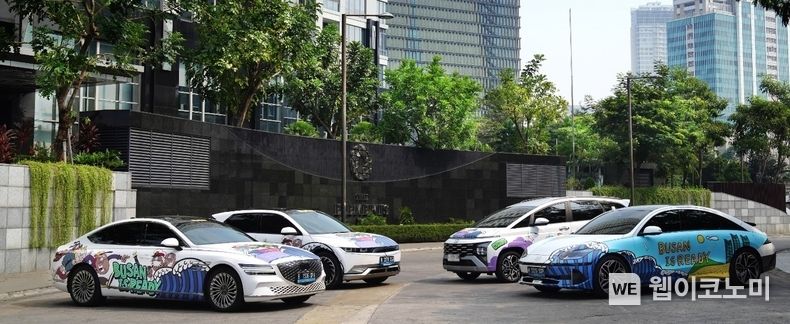 현대차그룹은 5~7일까지(현지시간) 인도네시아 자카르타에서 개최되는 제 43차 아세안 정상회의 기간 중 특별 제작한 아트카 23대와 자카르타 내 주요 지역 디지털 옥외 광고 등을 활용해 부산세계박람회 알리기에 나선다고 4일 밝혔다. 현대차그룹이 아세안 정상회의가 개최되는 인도네시아 자카르타에서 부산엑스포를 알리기 위해 국내 대표 그라피티 아티스트 '제이 플로루'와 협업한 아트카 차량 (아이오닉 5, 아이오닉 6, 제네시스 G80 전동화 모델, 스타게이저 X) 2023.09.04 (출처 : 현대자동차그룹)