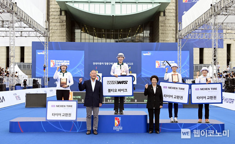 정의선 대한양궁협회장(현대차그룹 회장)이 3일 열린 '현대자동차 정몽구배 한국양궁대회 2023'에서 리커브 종목 시상식을 마치고 선수들과 기념촬영을 하고 있는 모습 2023.09.04 (출처 : 대한양궁협회)