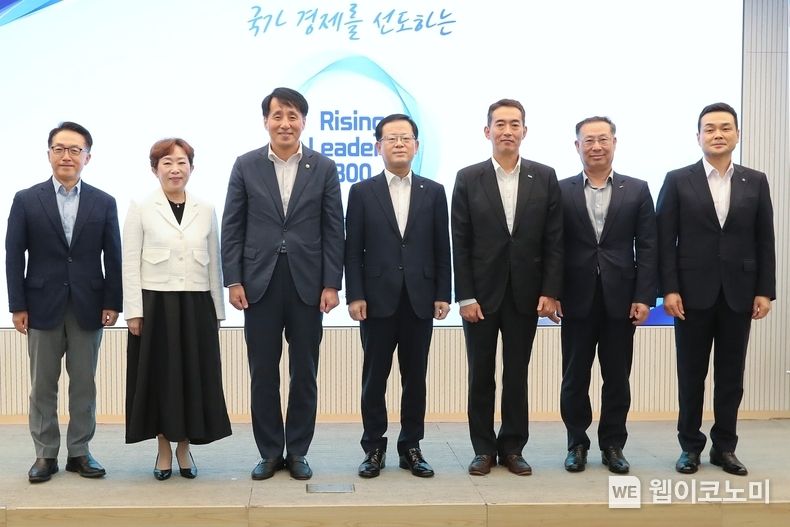 우리은행(은행장 조병규)은 14일 오전 우리은행 본점에서 ‘라이징 리더스 300’ 1기 선정기업 인증패 수여식을 개최했다. 왼쪽부터 이호준 한국중견기업연합회 부회장, 민병주 한국산업기술진흥원 원장, 장영진 산업통상자원부 제1차관, 조병규 우리은행장, 김도훈 한국산업지능화협회 회장, 김윤태 대한무역투자진흥공사 부사장, 강신국 우리은행 기업투자금융부문장이 기념촬영을 하고 있다. 2023.09.14 (출처: 우리은행) 