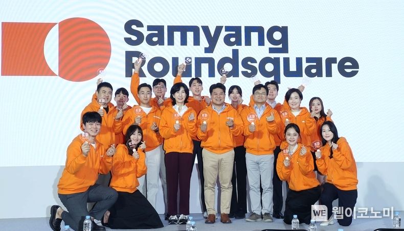삼양라운드스퀘어 비전선포식에서 (가운데 줄 왼쪽부터) 정우종 삼양애니 CEO, 전병우 삼양라운드스퀘어 전략기획본부장(CSO), 김정수 삼양라운드스퀘어 부회장, 김동찬 삼양식품 CEO, 김홍범 삼양스퀘어랩 연구소장, 김명진 삼양식품 CMO가 포즈를 취하고 있다. 2023.09.14 (출처 : 삼양라운드스퀘어)