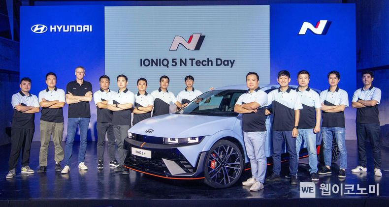 현대자동차가 14일(목) 서울 마포구에 위치한 레이어 11에서 ‘아이오닉 5 N 테크 데이(IONIQ 5 N Tech Day)’를 개최했다. N브랜드 & 모터스포츠 사업부장 틸 바텐베르크 상무(왼쪽 세번째)와 N브랜드매니지먼트실장 박준우 상무(왼쪽 아홉번째)가 아이오닉 5 N 테크 데이에서 연구원들과 함께 기념 촬영을 하고 있다. 2023.09.14 (출처 : 현대자동차)
