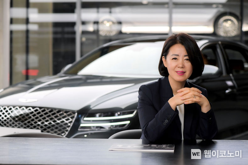 현대자동차는 수원서부지점 곽경록 영업부장(만 55세)이 올해 8월 24일 기준으로 누적판매 6천 대를 달성했다고 14일 밝혔다. 누적 6천 대 판매를 달성한 곽경록 영업부장 2023.09.14 (출처 : 현대자동차)