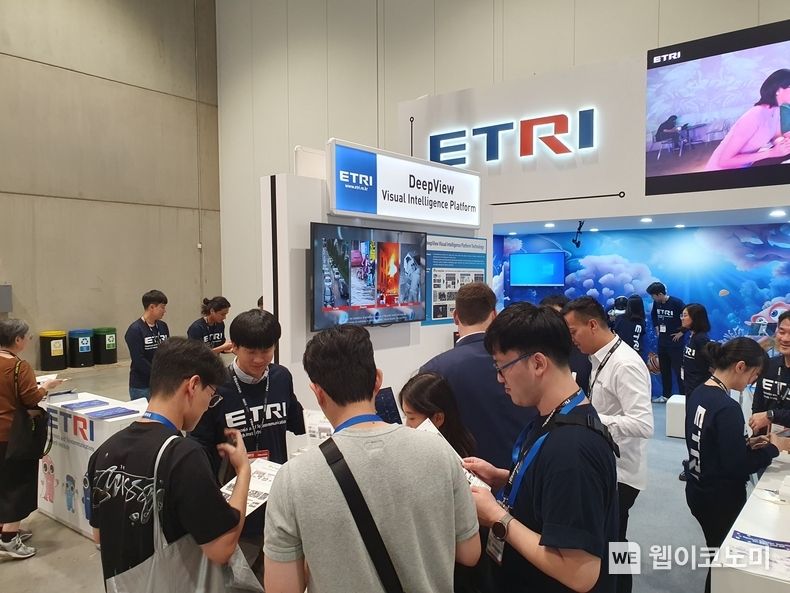IFA 베를린 2023에서 딥뷰 기술을 시연하는 ETRI 연구진 2023.09.14 (출처 : 한국전자통신연구원)