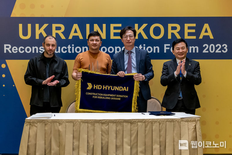 HD현대와 미콜라이우 주정부가 참여한 업무협약 및 건설장비 기증식 사진. 오른쪽부터 원희룡 국토교통부 장관, HD현대 건설기계부문 문재영 부사장, 비탈리 킴 미콜라이우 주지사 2023.09.15 (출처 : HD현대)