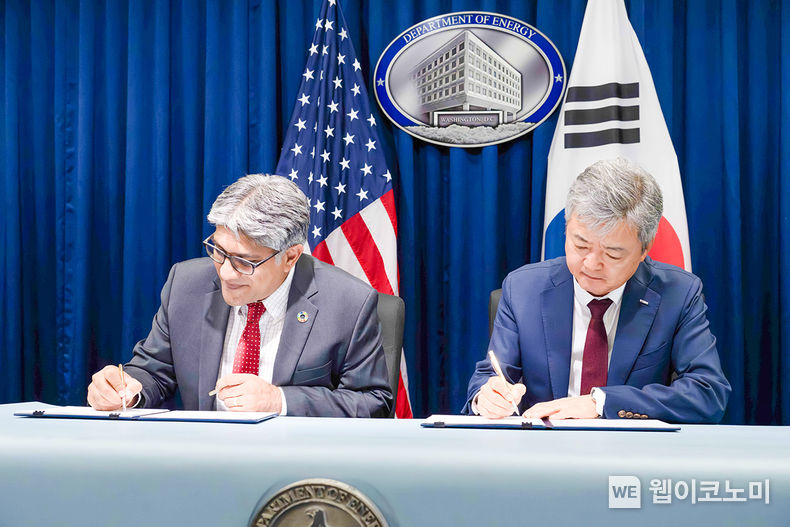 이인호 한국무역보험공사 사장(오른쪽)이 9월 14일(목, 현지시간) 미국 워싱턴 D.C.에서 열린 美에너지부(DOE)와의 업무협약 체결식에서 서명을 하고 있다. 2023.09.15 (출처 : 한국무역보험공사)