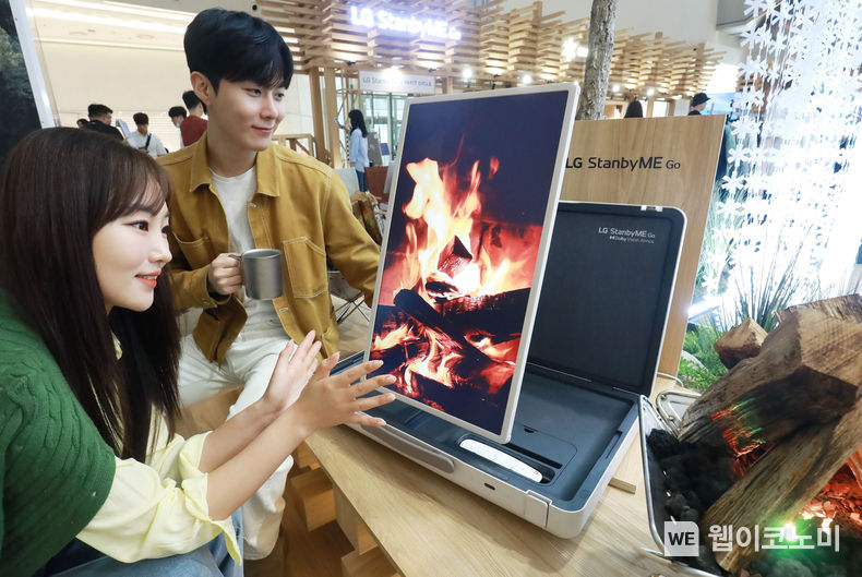 LG전자가 24일까지 서울 롯데월드몰에서 신개념 포터블 스크린 'LG 스탠바이미 Go' 팝업스토어를 운영한다. 방문객들은 통나무 산장 콘셉트의 캠핑 공간에서 LG 스탠바이미 Go의 다채로운 매력을 체험할 수 있다. 2023.09.17 (출처: LG전자)