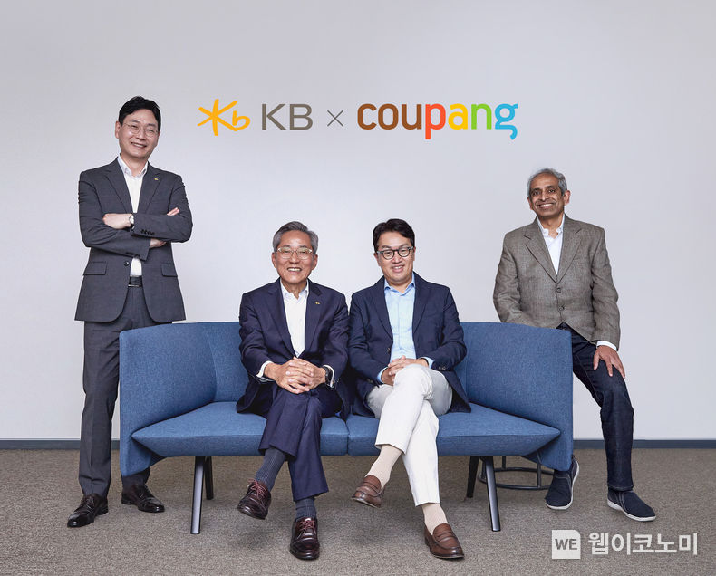 지난 15일 송파구 쿠팡 잠실 사옥에서 (왼쪽부터) 이창권 KB국민카드 사장, 윤종규 KB금융그룹 회장, 강한승 쿠팡 대표, 비제쉬 아이어 쿠팡페이 대표가 성공적인 제휴카드 런칭과 시너지 창출을 위한 업무협약식을 가졌다. 2023.09.17 (출처: KB국민카드)