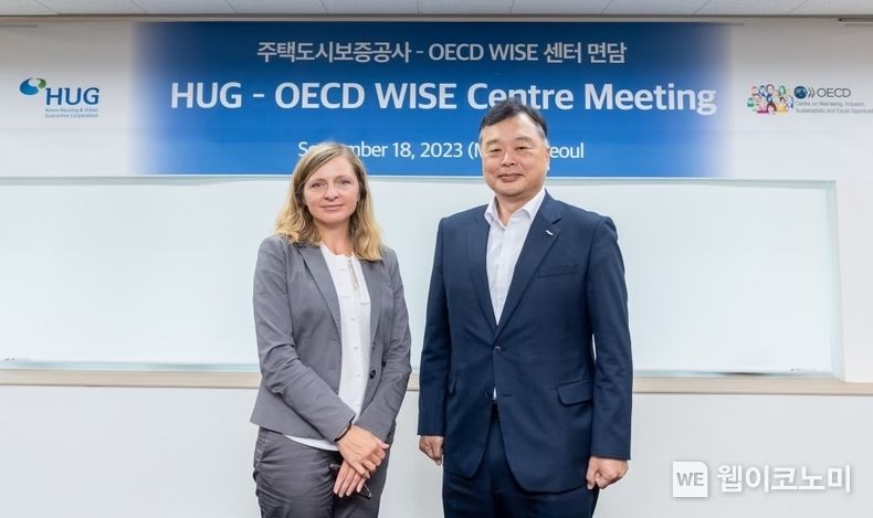 9월 18일 여의도 태흥빌딩에서 진행된 면담 후 유병태 HUG 사장(오른쪽)과 로미나 보아리니(Romina Boarini) OECD WISE 센터장(왼쪽)이 기념사진을 찍고 있다. 2023.09.19 (출처 : 주택도시보증공사)