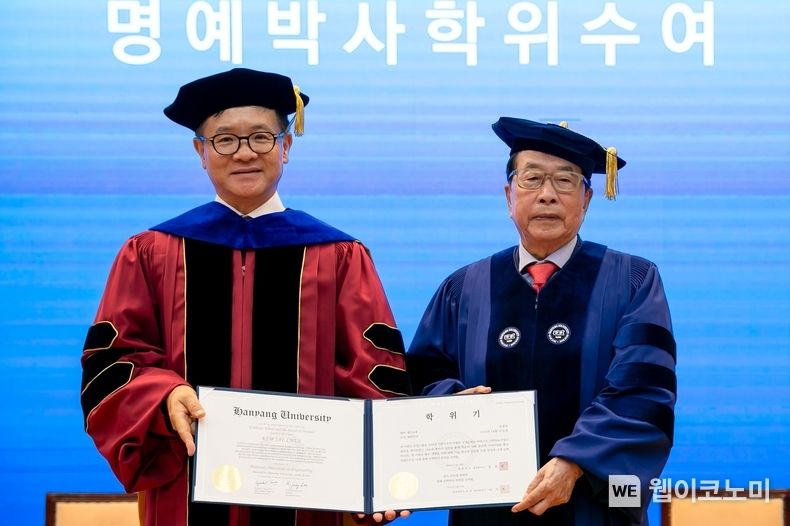 김재철 동원그룹 명예회장(오른쪽)이 19일 한양대학교 백남학술정보관에서 열린 학위 수여식에서 이기정 한양대학교 총장(왼쪽)과 기념 촬영을 하고 있다 2023.09.19 (출처 : 동원그룹)