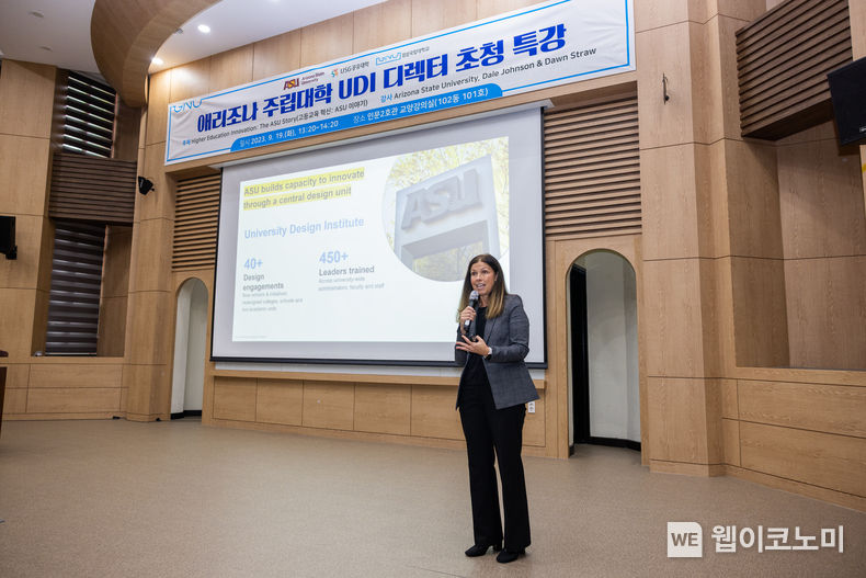 경상국립대는 9월 19일 오후 인문대학 대강의실에서 미국 애리조나주립대 대학디자인연구소(UDI) 던 스트로우 글로벌 총괄 전무이사와 데일 P. 존슨 디지털혁신책임자를 초청하여 ‘고등교육 혁신: 애리조나주립대 이야기’라는 주제로 특별강연회를 개최했다. 2023.09.19 (출처 : 경상국립대학교)