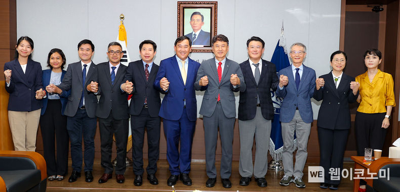 캄보디아 수오스 야라 국회의원이 영남대를 찾아 새마을대학 운영을 위한 협력 방안을 논의했다. (왼쪽에서 여섯번째부터 수오스 야라 의원, 최외출 총장) 2023.09.19 (출처 : 영남대학교)