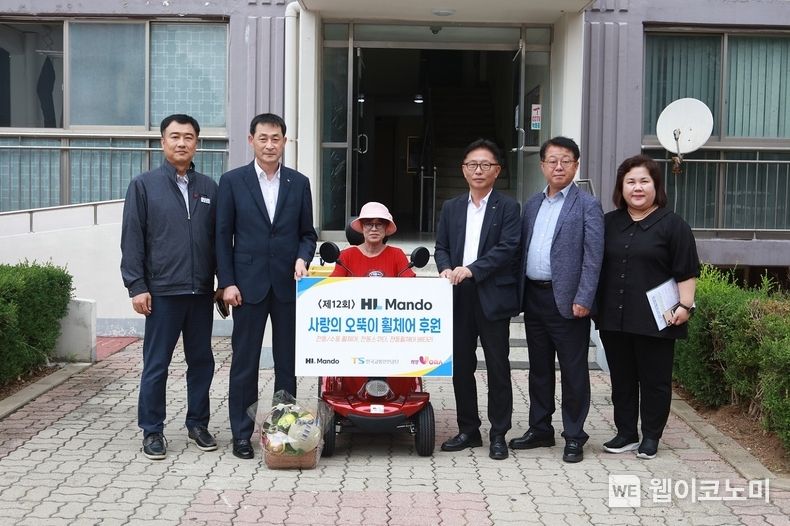 HL만도와 한국교통안전공단이 지난 21일 전라북도 익산시에 거주하는 수혜자 자택을 방문하여 ‘사랑의 오뚝이 휠체어’ 기증식을 가졌다. HL만도 서스펜션 BU 김근도 경영지원실장(왼쪽 끝에서 두번째), 한국교통안전공단 장찬옥 교통안전본부장(오른쪽 끝에서 세번째) 2023.09.22 (출처 : HL그룹)