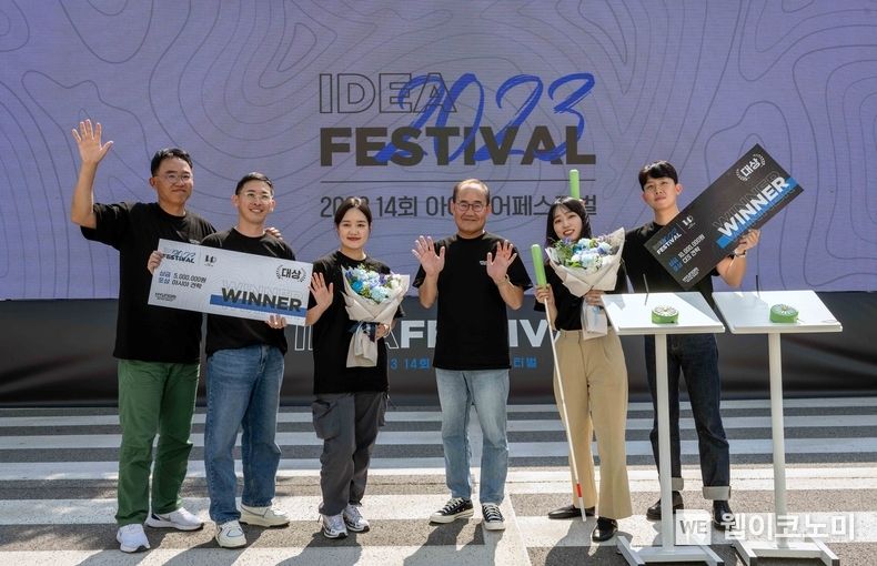 (사진1) 현대차·기아 CTO 김용화 사장과 대상 수상팀이 기념촬영을 하는 모습(좌측부터 시나리오 부문 대상(의좋은 오누이) 이동경, 김희철, 문선회 책임연구원, CTO 김용화 사장, 제작 부문 대상(H-sense) 김혜리, 박재희 연구원) 2023.09.24 (출처: 현대차기아)