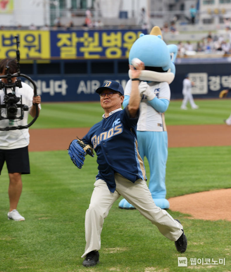 협약을 기념하며 ‘경상국립대 스폰서데이’로 연 9월 23일 창원 NC파크 경기에는 경상국립대 학생과 교직원·동문·가족 750여 명이 찾아 NC의 승리와 경상국립대 발전을 응원했다. 승리 기원 시구-시타는 경상국립대 개교 75주년을 맞아 권순기(사진) 경상국립대 총장이 시구자로 나서 의미를 더했다. 2023.09.24 (출처: 경상국립대)