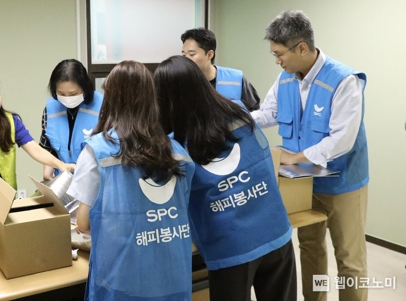22일 서울시 양재종합사회복지관에서 SPC임직원들이 취약계층에 전달한 선물세트를 포장하고 있다. 2023.09.25. (출처: SPC)