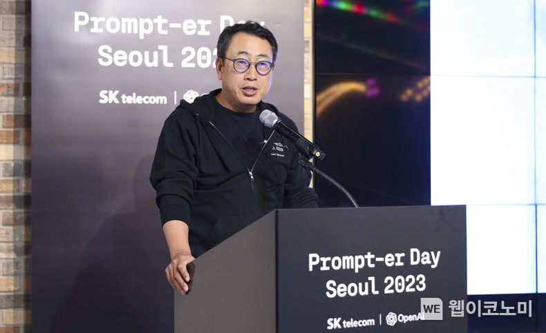 SKT 유영상 사장이 ‘프롬프터 데이 서울 2023’ 본선장에서 참가자들을 격려하기 위한 환영사를 진행하는 모습 2023.09.25. (출처: SKT)