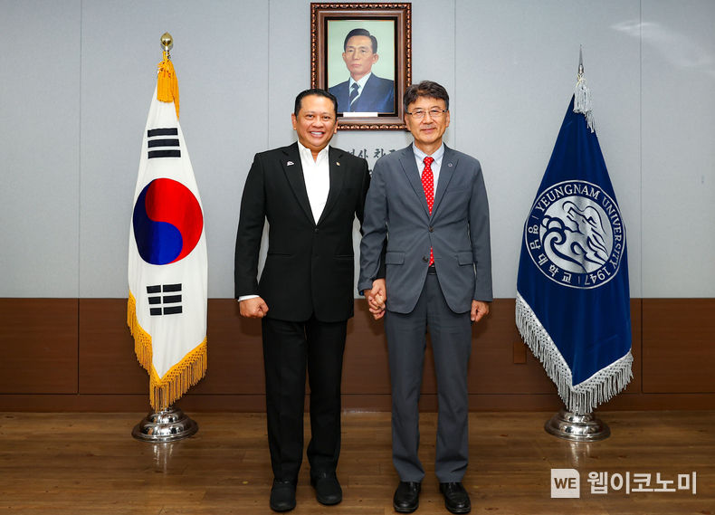 밤방 수사트요 상원의장 방문단이 영남대를 찾아 새마을학과 운영을 위한 협력 방안을 논의했다.(1)(좌측부터 밤방 수사트요 상원의장, 최외출 총장) 2023.09.25 (출처 : 영남대학교)