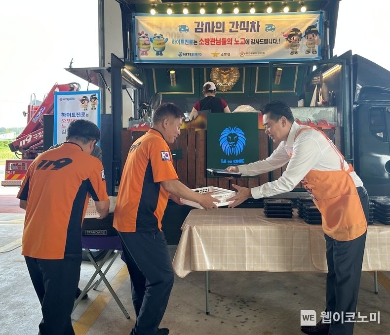  김인규 하이트진로 대표(오른쪽 두번째), 전두표 완주소방서장(왼쪽 세번째)이 참석해 화재예방활동을 위한 업무협약을 체결했다. 2023.09.26. (출처: 하이트진로)