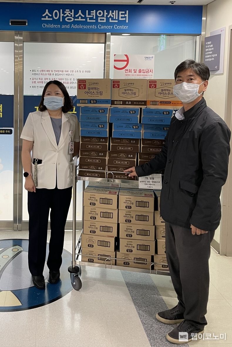 지난 25일 서울대어린이병원 측에 제품을 전달하는 모습(우측 매일유업 아이스크림TF 이진석본부장). 2023.09.26. (출처: 매일유업)