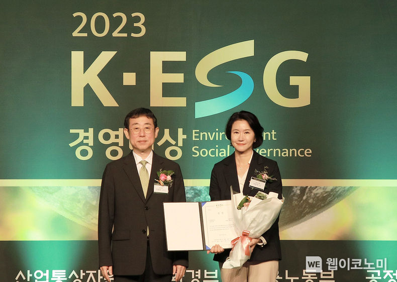 지난 25일(월) 서울 더 플라자에서 개최된 ‘2023 K-ESG 경영대상 시상식’. 좌로부터 천광암 동아일보 논설주간, 이은미 DGB대구은행 경영기획본부장. 2023.09.26. (출처: DGB대구은행)