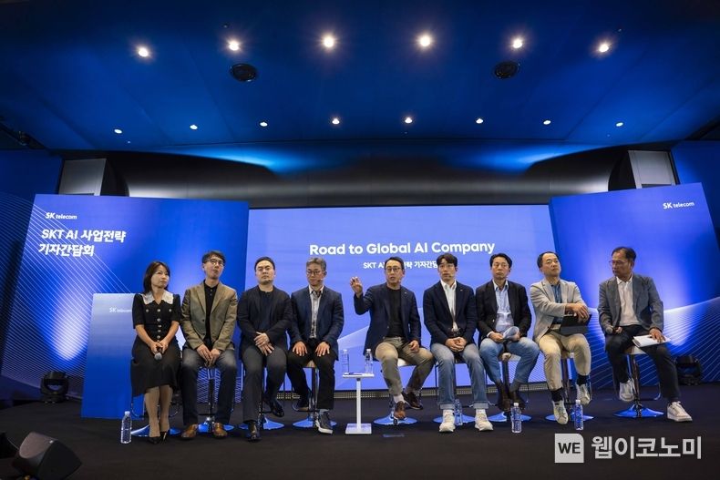 ‘SKT AI 사업전략 기자간담회’에서 Q&A를 진행하는 모습. 왼쪽부터 류수정 사피온 대표, SKB 최성균 DC CO담당, SKT 김지원 대화 담당, SKT 정석근 글로벌/AITech 사업부장, SKT 유영상 사장(가운데), SKT 김용훈 AI서비스사업부장, SKT 김경덕 엔터프라이즈 CIC장, SKT 한명진 최고전략책임자, SKT 하민용 최고사업개발책임자 2023.09.26 (출처: SKT)