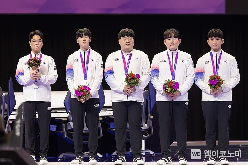 제19회 항저우 아시안게임 배틀그라운드 모바일 대한민국 대표팀이 시상식에서 은메달을 수여받았다. (왼쪽부터 ’스포르타’ 김성현 선수, ’씨재’ 최영재 선수, ’파비안’ 박상철 선수, ’비니’ 권순빈 선수, ’티지’ 김동현 선수) 2023.10.02 (출처: 크래프톤)