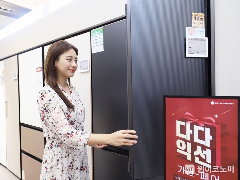 [롯데하이마트가 이사·혼수 가전 구매 고객 대상으로 10월 한 달간 ‘다다익선 가전페어’ 행사를 진행한다. 사진은 대치점에서 모델이 행사 상품을 살펴보는 모습이다. 2023.10.04. (출처: 롯데하이마트)