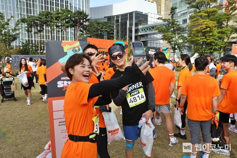 잠실 롯데월드몰 잔디광장에서 진행한 스타일런에서 운영 중인 이벤트를 즐기는 참가자 2023.10.08 (출처: 롯데쇼핑)