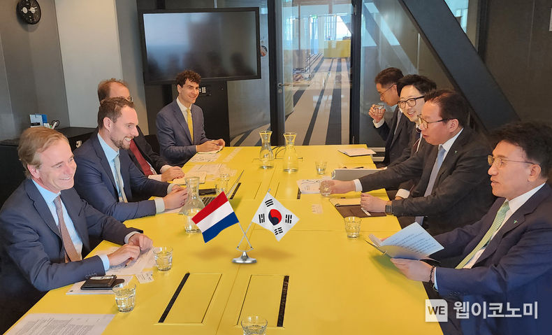 함영주 하나금융그룹 회장(사진 오른쪽 맨 앞)이 르네 반 헬 지속가능개발 대사(사진 왼쪽 맨 앞)와 미팅에 참석한 관계자들과 함께 글로벌 ESG 트렌드 및 탈탄소 경제 전환의 중요성에 대해 자유롭게 의견을 나누고 있다. 2023.10.09 (출처: 하나금융그룹)